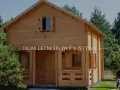 Uroczy dom letniskowy z drewna, otoczony zielenią. Idealne miejsce na wypoczynek.