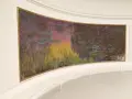 Un estanque de nenúfares con reflejos vibrantes de atardecer, una obra maestra impresionista en el **museo de la Orangerie**.