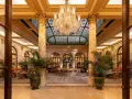 Luksusowy hol hotelu Plaza w Nowym Jorku. Zastanawiasz się, ile kosztuje jedna noc w hotelu Plaza w Nowym Jorku?