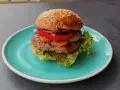 Rozmoknięta bułka w burgerze? 7 zasad na idealny kęs!