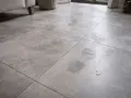 Impronte bagnate sul gres porcellanato opaco. Come pulire gli aloni e far tornare il pavimento splendente.