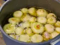 Cipolline in agrodolce in cottura, pronte per essere conservate in barattolo.