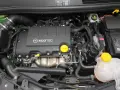 Silnik Opel Meriva 1.7 CDTI z widocznym napisem ECOTEC, akumulatorem i zbiorniczkiem płynu chłodniczego.