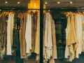 Vetrine di un negozio di abbigliamento con capi in tonalità neutre. Il **store manager** ha scelto un'esposizione elegante.