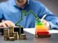 Calcul des conditions pour un prêt avance rénovation. Une maison verte, des pièces et un classement énergétique.