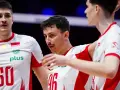 Trzech zawodników w biało-czerwonych strojach siatkarskich, z orzełkiem i napisem "Polska". Emocje po meczu Polska-Holandia w siatkówce.