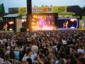 Tłum ludzi na koncercie podczas Łódź Summer Festival. Na scenie artystka, a nad nią wielkie ekrany z jej wizerunkiem.