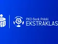 Logo PKO Bank Polski i piłka z literą "e" symbolizują emocjonujące rozgrywki ekstraklasy.