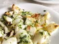 Sabrosa sepia a la plancha, cortada en trozos y aderezada con perejil fresco y aceite de oliva.