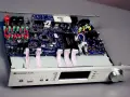 Wnętrze odtwarzacza Cambridge Audio Stream Magic 6 z widoczną płytą główną, kondensatorami i taśmami połączeniowymi.