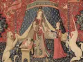 Tapiz del "Dama y el Unicornio" en el museo Cluny. Una dama recibe un collar de un unicornio, custodiada por un león.