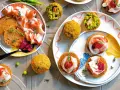 Antipasti sfiziosi per stupire freddi: croccanti arancini verdi e tartine con prosciutto e confettura.