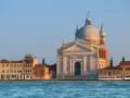 La maestosa chiesa di San Giorgio Maggiore domina il canale. Quante chiese ci sono a Venezia? Tante, ma questa è una delle più belle.