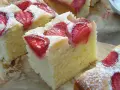 Pyszne ciasto ucierane z truskawkami, posypane cukrem pudrem, kusi swoim wyglądem i zapachem. Idealne na letnie popołudnie.