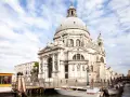 Basilica di Santa Maria della Salute, una delle chiese da vedere a Venezia, con la sua imponente cupola bianca che domina il canale.