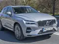 Srebrne Volvo XC60 w ruchu ulicznym. Sprawdź aktualną volvo xc60 cena i wybierz swój wymarzony SUV.