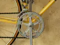 Detaljerad bild av en cykels vevparti och framdrev, perfekt för att visa hur man kan byta framdrev cykel för bättre prestanda.