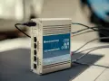 En 5G-router med flera LAN-portar och antennkablar, som visar hur fungerar mobilt bredband med router för snabb uppkoppling.