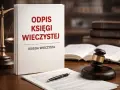Odpis księgi wieczystej: kto może uzyskać ten dokument? Na biurku prawnika leży księga, waga sprawiedliwości i młotek sędziowski.