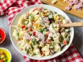 Cremiger Tortellini Salat mit Erbsen, Mais, Paprika und Schinken. Ein perfekter Sommergenuss!