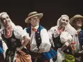 Tancerze w strojach ludowych, jakby Stanisław założył zespół Śląsk. Uśmiechnięci, w tradycyjnych strojach z haftami i koralami.