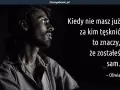 Mężczyzna wpatrzony w dal, jego twarz wyraża głęboką nostalgię. Słowa "Kiedy nie masz już za kim tęsknić, to znaczy, że zostałeś sam" podkreślają jego samotność.