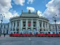 Wiedeń w jeden dzień: czerwone tramwaje przed majestatycznym Burgtheater.