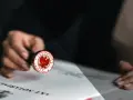 Notariusz stempluje dokument, finalizując akt poświadczenia dziedziczenia.