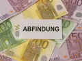 Euro-Scheine liegen unter einem Zettel mit dem Wort "Abfindung". Vielleicht eine finanzielle Unterstützung für jemanden, der mit 64 Jahren in den Ruhestand geht.