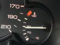 Wskaźnik temperatury płynu chłodniczego diesel pokazuje 90°C. Czerwona kontrolka ostrzega przed przegrzaniem.