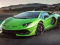 Jaskrawozielony Lamborghini Aventador SVJ na torze wyścigowym, gotowy do szaleństwa.