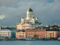 Helsinki czy warto? Widok na katedrę i nadbrzeże z łodziami. Architektura miasta zachwyca, a port tętni życiem.