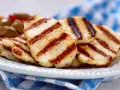 Grillowany ser halloumi na talerzu, z widocznymi paskami z grilla. Idealny dodatek do sałatek, z niską zawartością halloumi kcal.