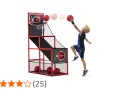 Niño rubio lanza pelotas en un juego de baloncesto. ¡Diversión asegurada con estos juegos de baloncesto!