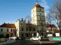 Wieża ratuszowa i kolorowe kamienice w Leżajsku. Atrakcje miasta zachęcają do zwiedzania.