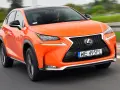 Pomarańczowy Lexus NX 300 jedzie po drodze, kierowca widoczny za kierownicą.