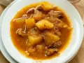 Guiso reconfortante con trozos de carne y patatas en una salsa especiada, perfecto para los alimentos de invierno.