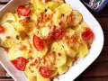 Patate al forno con pomodorini e pancetta, una delle 10 ricette con le patate veloci perfette per ogni occasione.