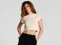 Jak zrobić crop top z bluzki - proste kroki do modnej przemiany