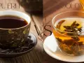 Dwa napary: ciemny Pu-erh i złocisty Oolong, prezentujące różne etapy fermentacji herbaty.
