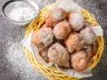 Beignets de carnaval saupoudrés de sucre glace, prêts à déguster. Une recette beignet de carnaval facile et rapide pour le plaisir de tous.