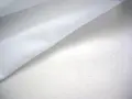 Delikatny, biały batyst układa się w miękkie fałdy, tworząc subtelny wzór.