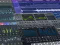 Musik am PC erstellen: Ein Blick auf eine digitale Audio-Workstation mit Spuren, Synthesizern und Effekten.