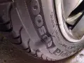 Dettaglio di una **bolla gomma auto** con piccoli chiodi conficcati nel battistrada.