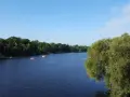 Ein ruhiger See mit Booten, umgeben von grünen Bäumen. Ein perfekter Ort für einen entspannten Tag, ein echter Geheimtipp in Berlin.