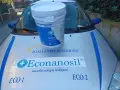 Secchio Econanosil ECO 2, 32 litri, su cofano auto con adesivi "Installatore Qualificato" e "una scelta ecologica intelligente". Scheda tecnica visibile.