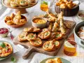 Leckeres Fingerfood: Mini-Pizzen, Brezeln und Croissants aus Pizzateig, dazu Dips und Zimtschnecken.