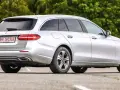 Srebrny Mercedes-Benz W213 kombi na drodze. Zastanawiasz się nad jego zakupem? Sprawdź koszty utrzymania.