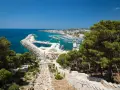 Vista panoramica del porto di Otranto, una delle tappe del cammino del Salento, con il mare azzurro e le barche ormeggiate.