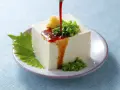 Chłodne tofu z sosem sojowym, szczypiorkiem i imbirem. Proste japońskie przekąski przepisy na lato.